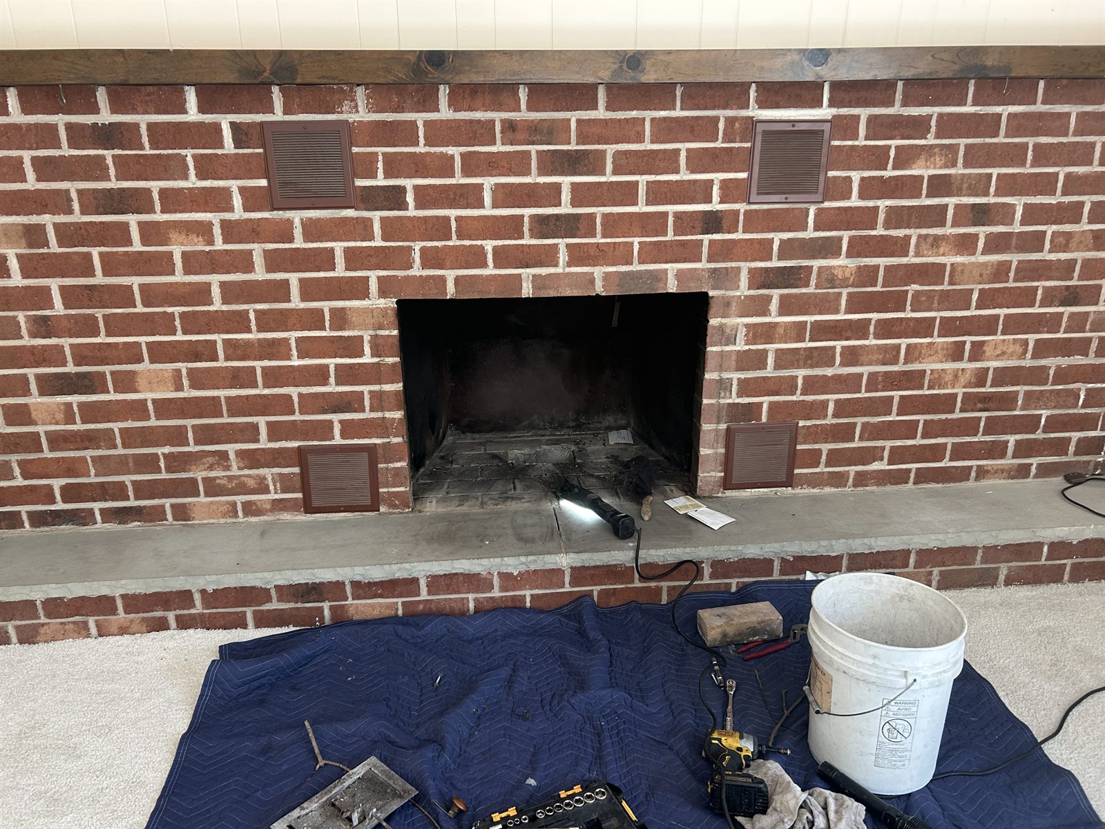 Fireplace cleaning with the work area protected
